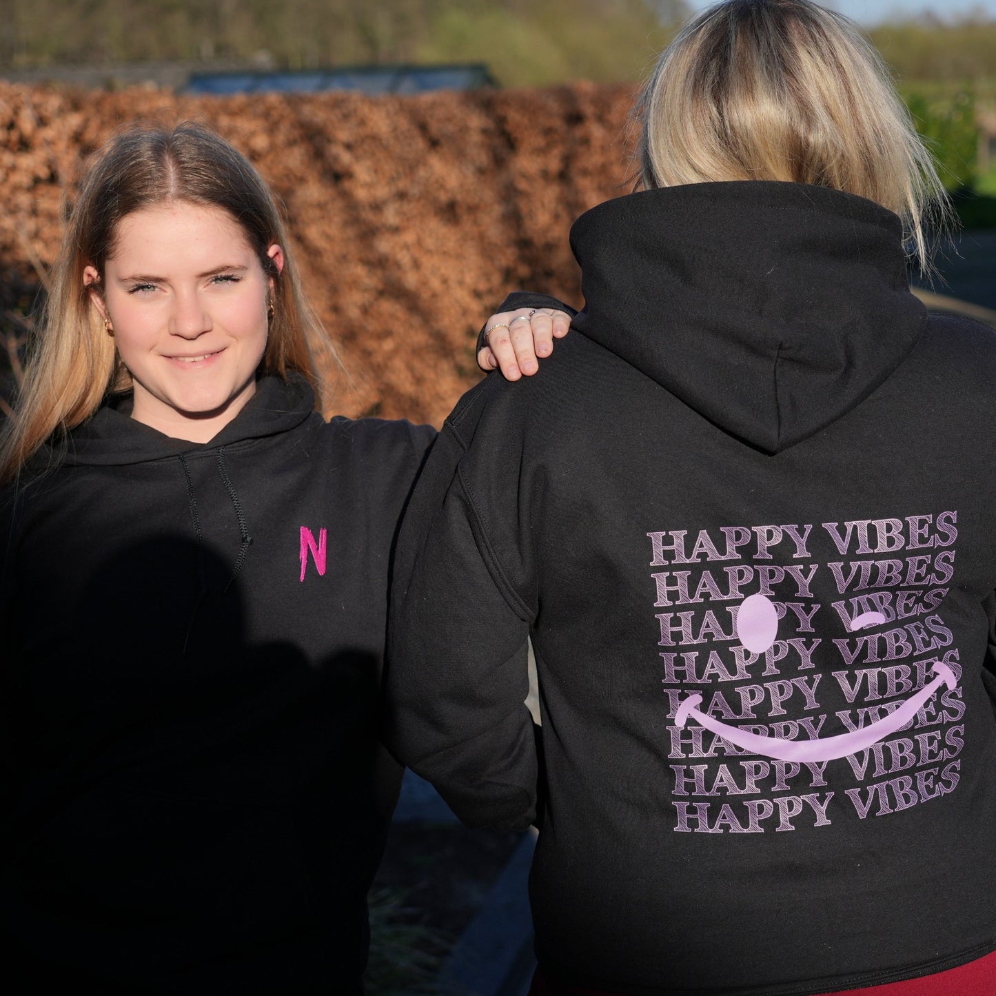 Happy Vibes Hoodie – Familie Nijenhuis Limited Edition - de familie Nijenhuis
