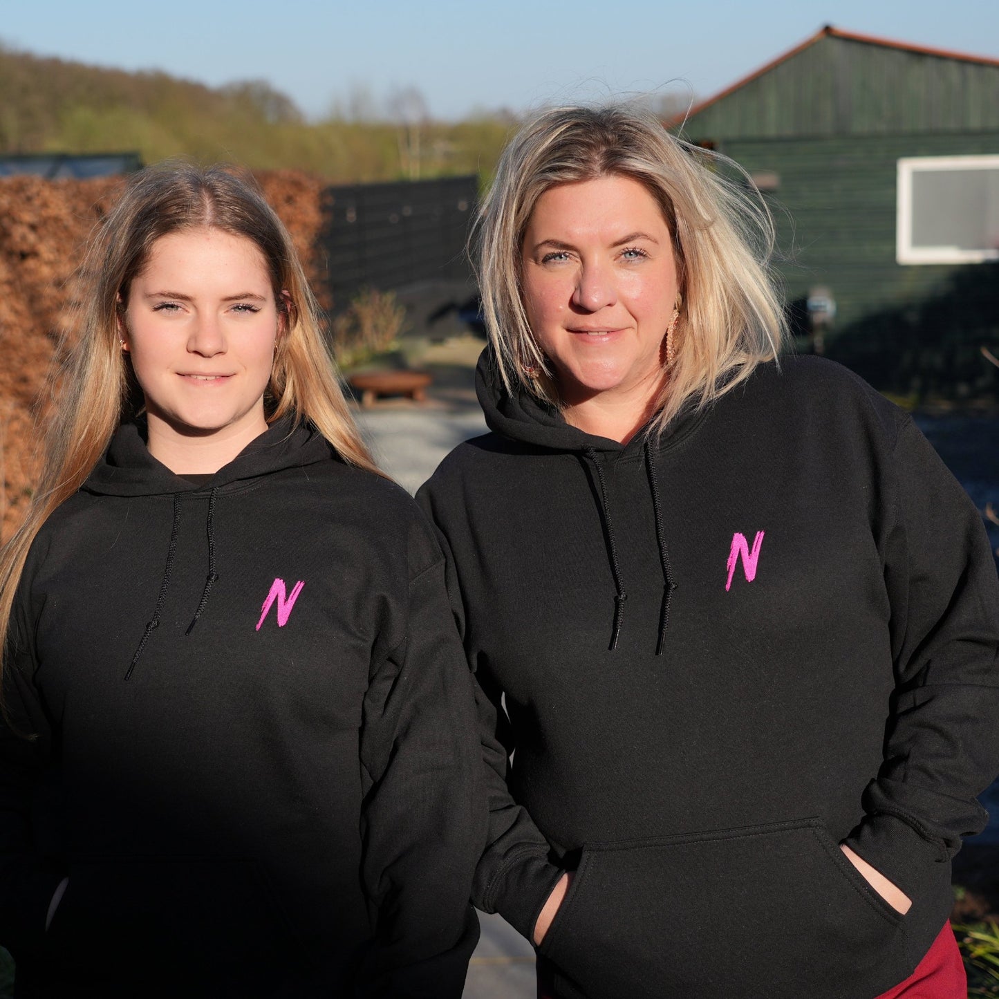 Happy Vibes Hoodie – Familie Nijenhuis Limited Edition - de familie Nijenhuis