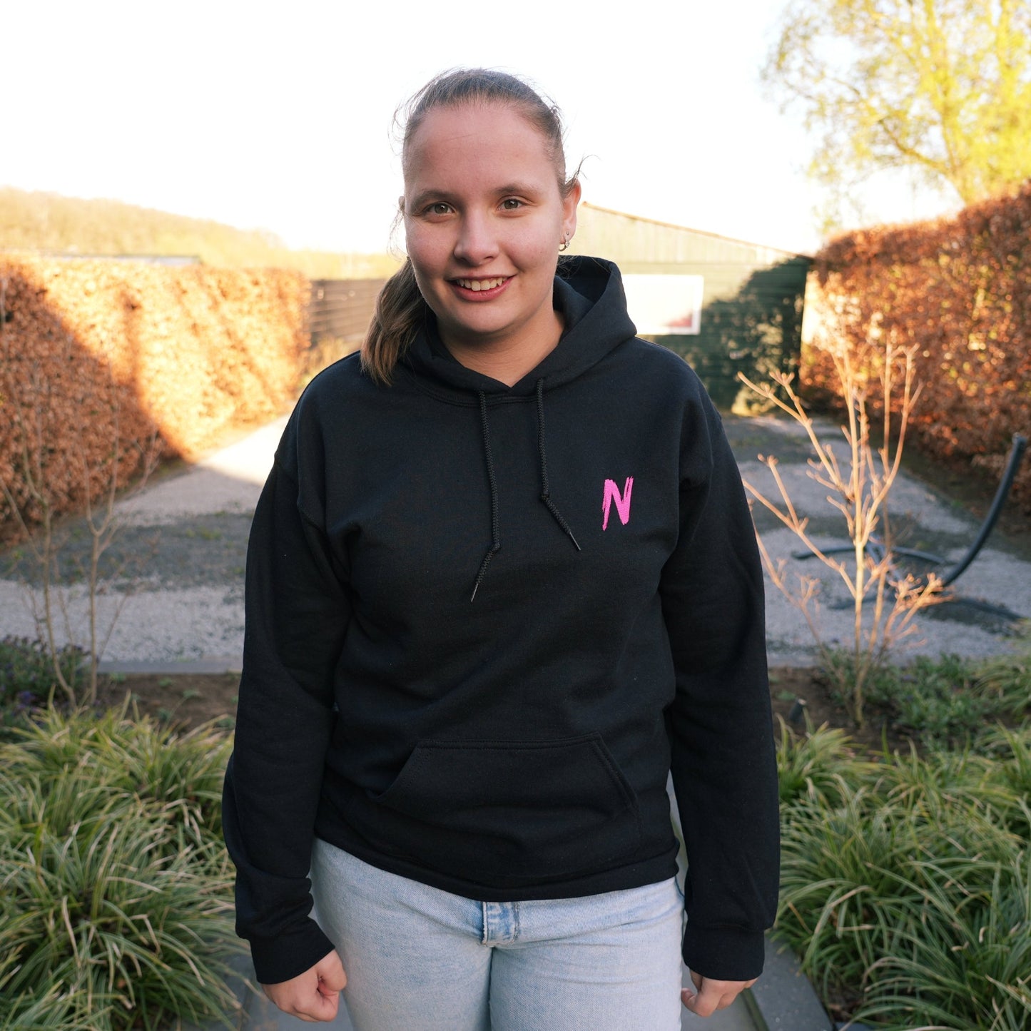 Happy Vibes Hoodie – Familie Nijenhuis Limited Edition - de familie Nijenhuis